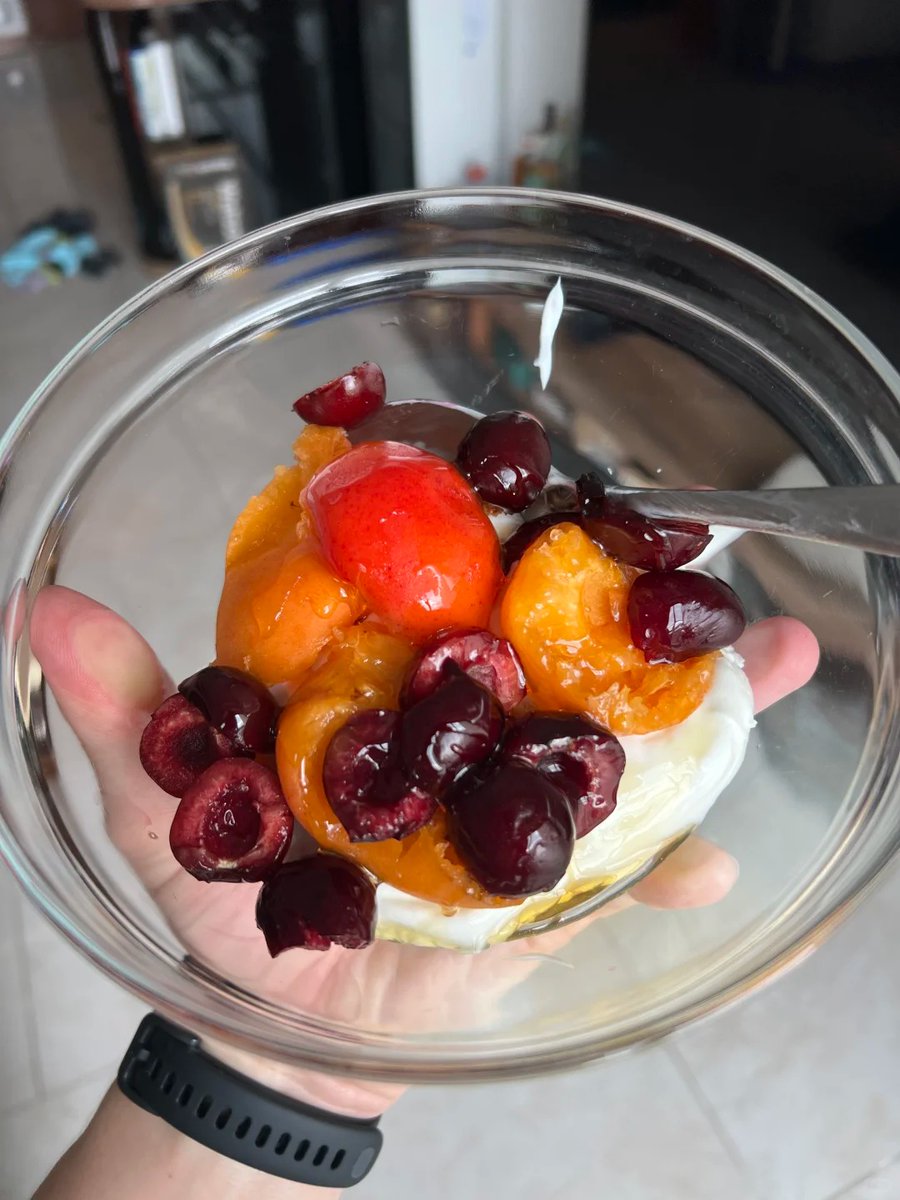 anna85358443's tweet photo. A vibrant and refreshing bowl of summer fruits and creamy goodness. https://t.co/ylt1qYU67I