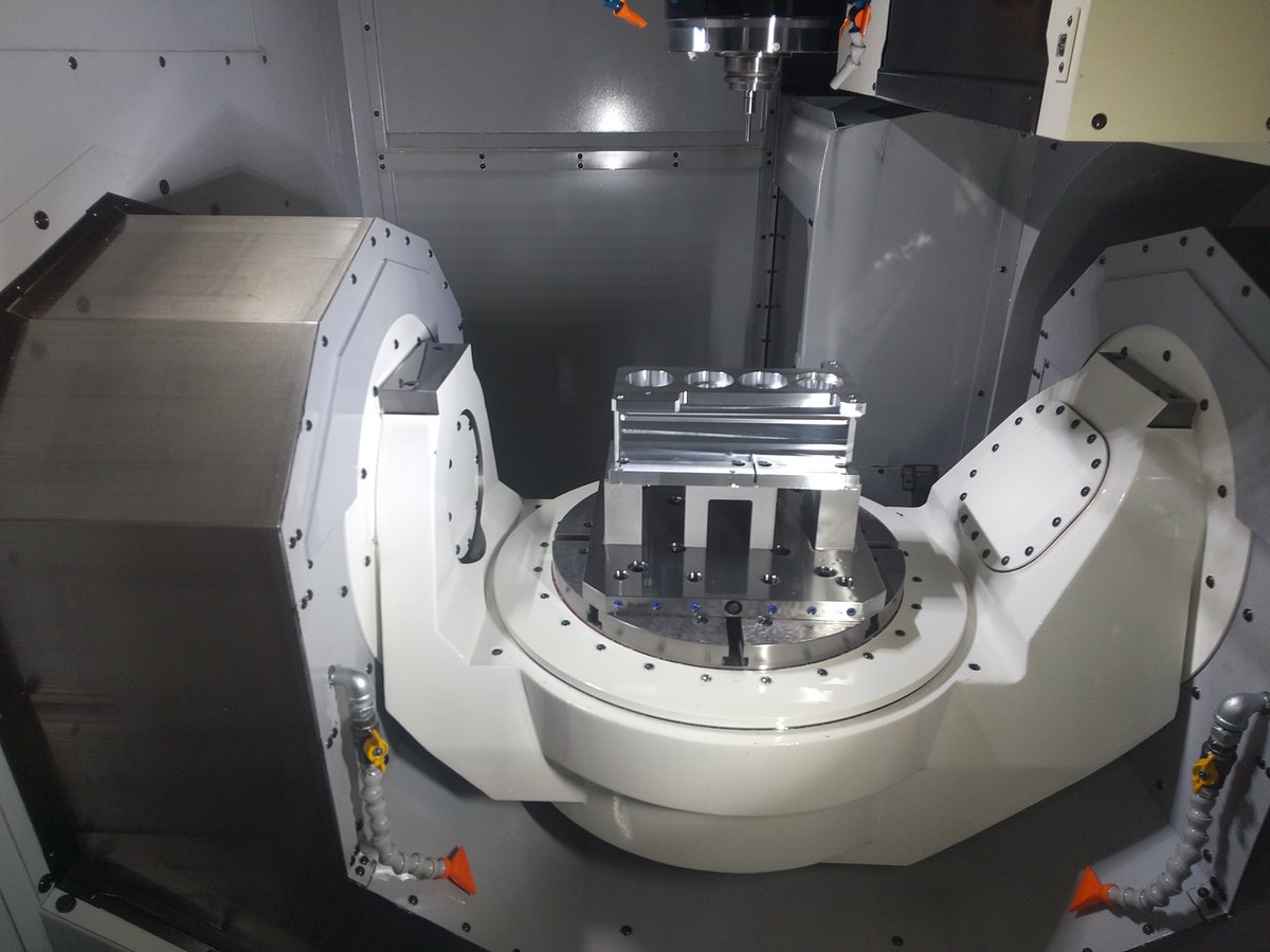 オーストラリア国立大学(ANU)と共同開発中の広視野補償光学装置GLAO。波面センサ試作機を評価する部品を先端技術センターで製作しました。すばる望遠鏡<a href="/SubaruTelescope/">国立天文台 すばる望遠鏡</a>の広い視野を正確に再現するためにテーパー面の輪郭度を15μmの精度で加工。切削加工のみで仕上げています。現在ANUにて組立中です。