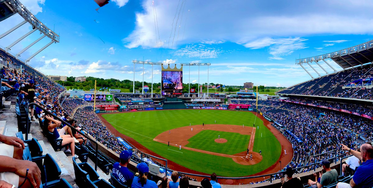 Alexis_Cubit's tweet image. Watching a sporting event and not having to write anything after >>>