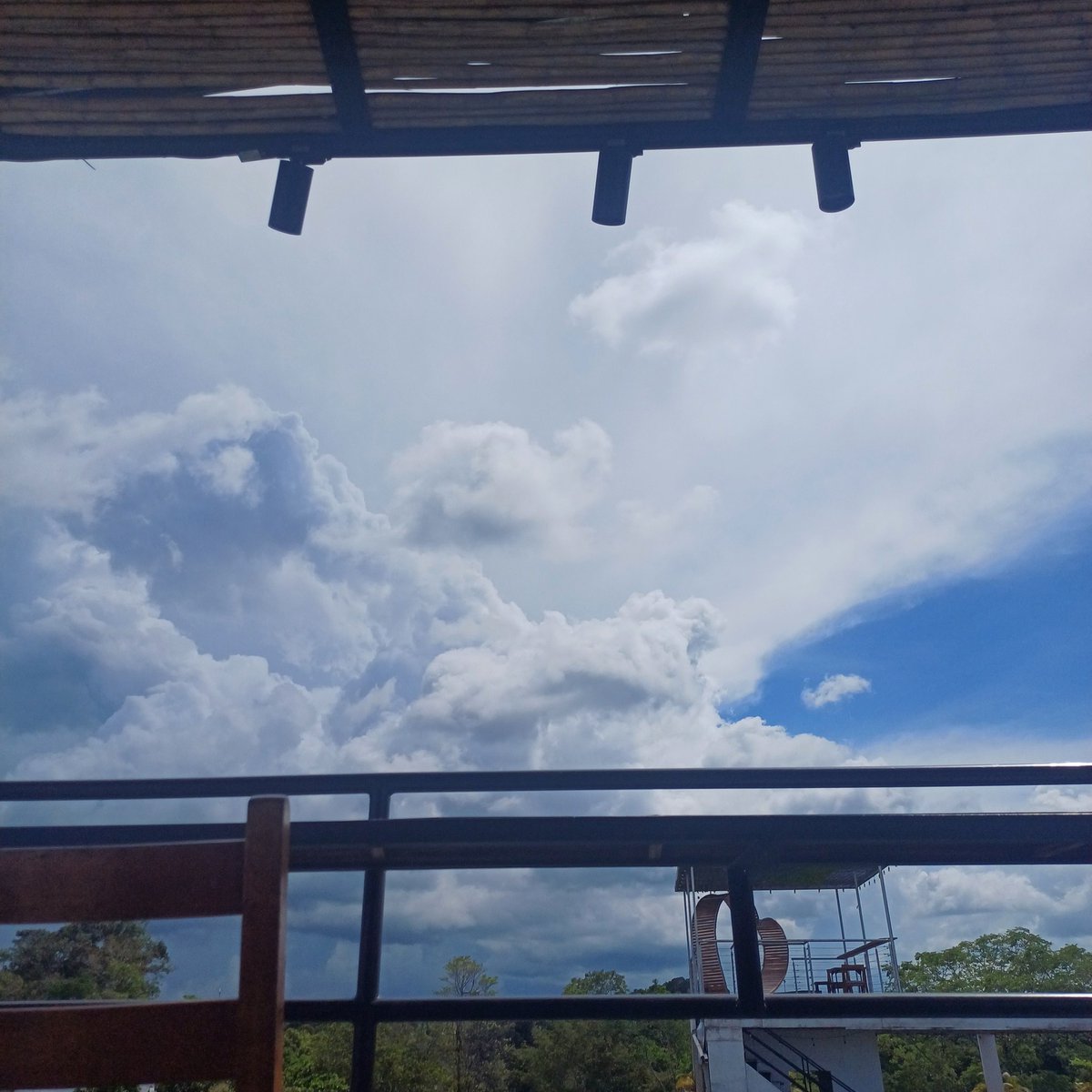Empty_10011's tweet photo. @inkjkv Osea que el cielo esta conspirando contra mi https://t.co/yCYYzHVLFH