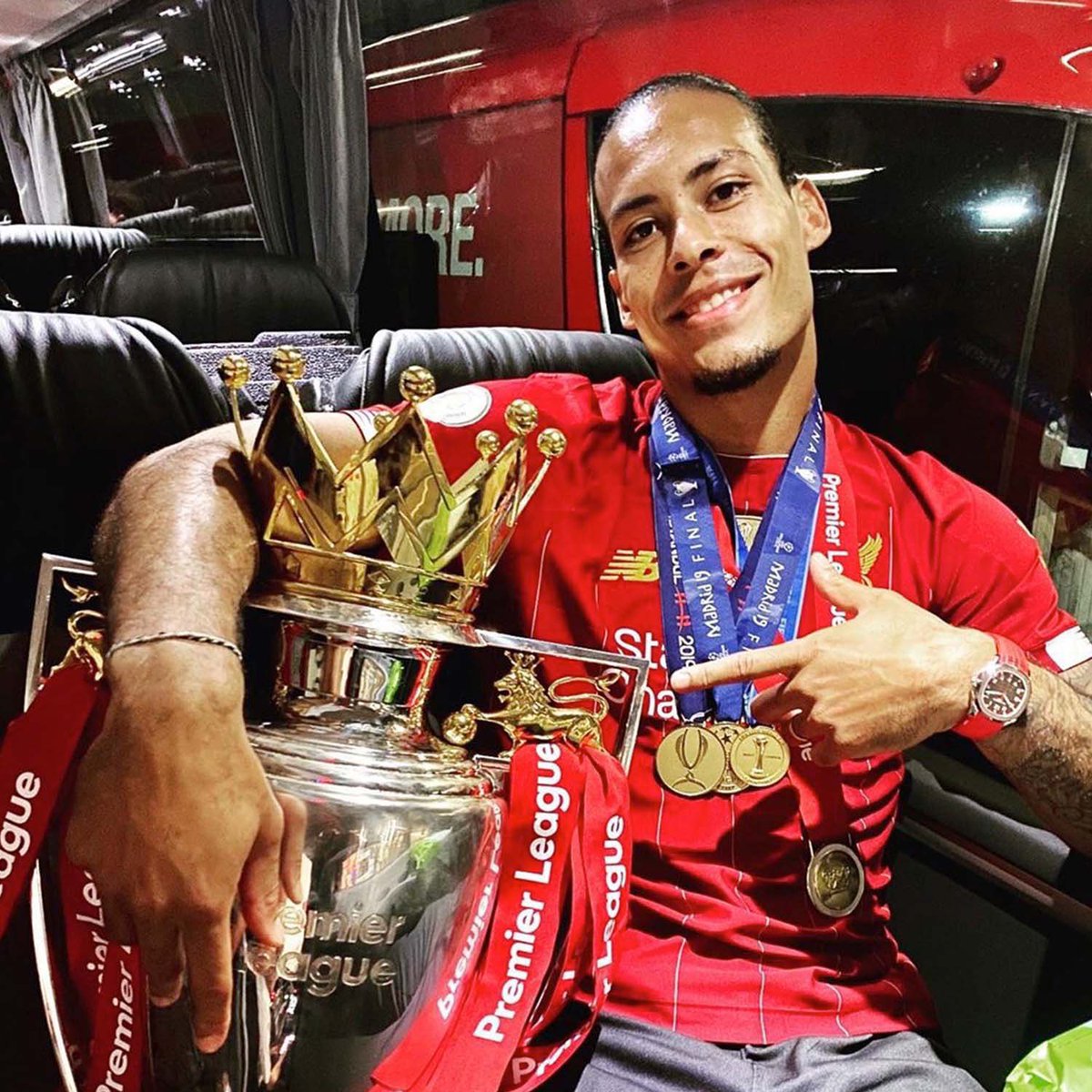 القائد فيرجيل فان دايك يُكمل عامه الـ (34) 🇳🇱❤️