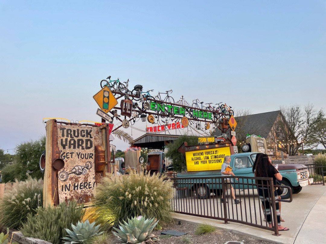 duniaseksanak11's tweet photo. Welcome to the ultimate hangout spot! 🌟🛻 Experience the vibe at Truck Yard, where great food, amazing drinks, and unforgettable memories await! Let the good times roll! 🍻✨ #EnterHere https://t.co/kmk2BLicKe