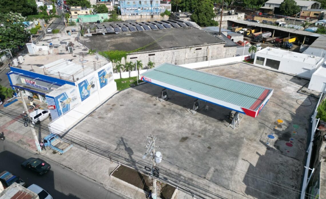 Denuncian que el alcalde Junior Santos permite estación de combustibles al lado de hornos industriales tinyurl.com/5dkuxpk8
