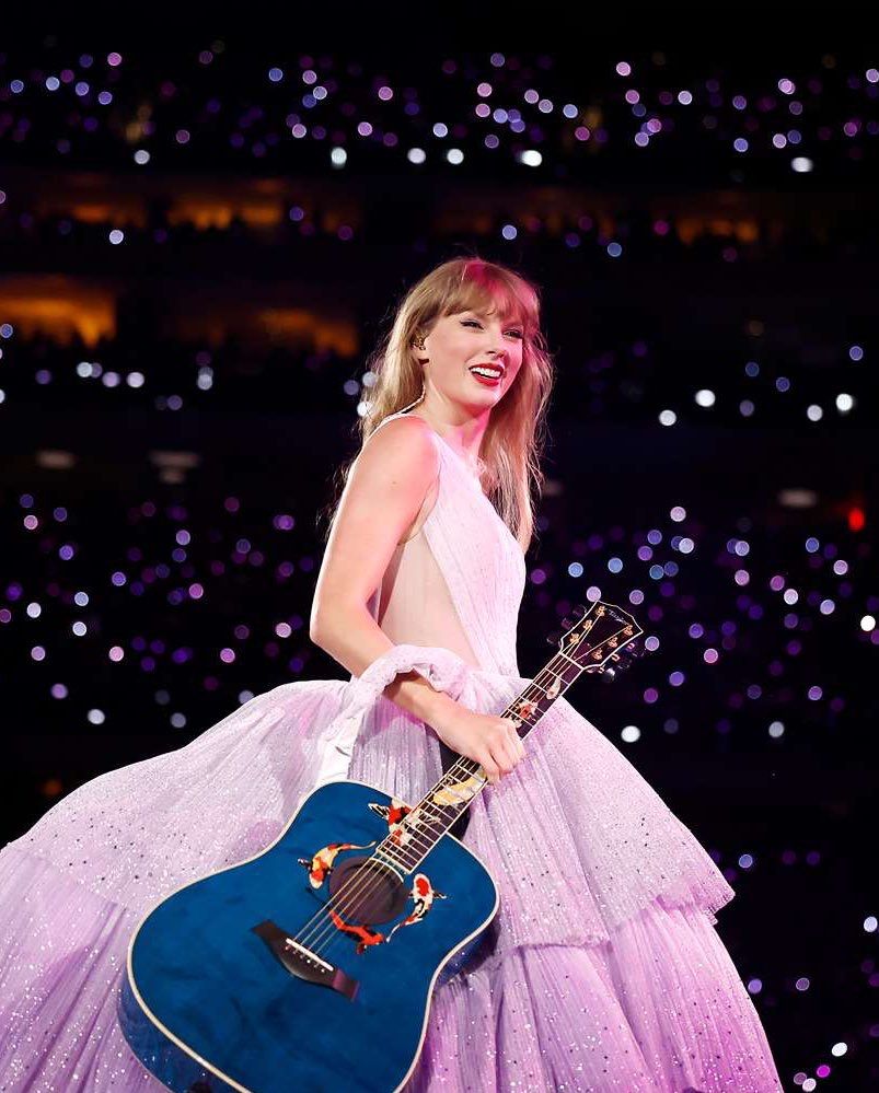 👑| Taylor Swift's "Long Live TV" has sold over 1 MILLION units in the US