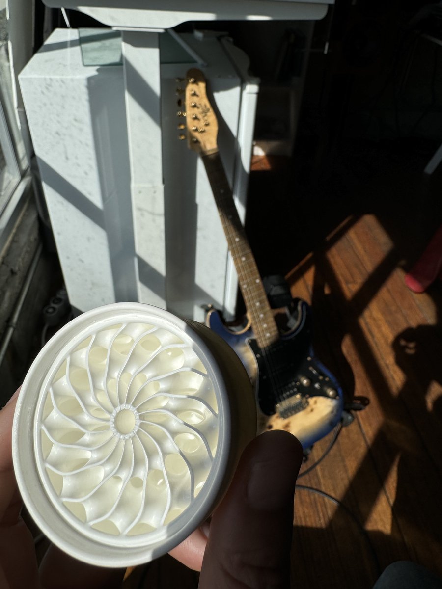 it’s so beautiful.

i wonder if it will survive a 2000C+ flame plasma 😇  

what is it? crucible / cap / regenerator experiment for <a href="/lightcellenergy/">lightcell energy 🔆</a> 

alumina 4N material and print system <a href="/formlabs/">Formlabs</a> 

design software <a href="/nTopology/">nTop</a>