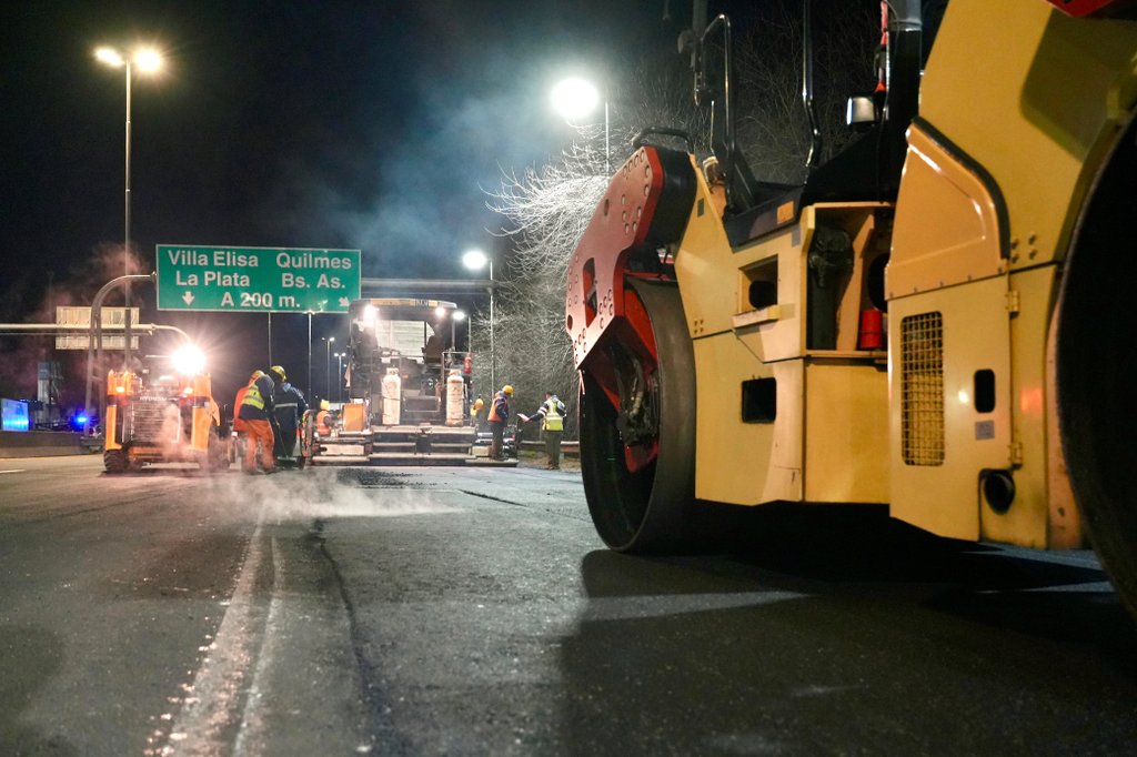 joserarteaga's tweet photo. 🛣️ OBRAS QUE TRANSFORMAN 🏗️
Acompañé al ministro de Infraestructura, @gkatopodis, en la recorrida por dos de las obras viales que estamos realizando en nuestras traza:
🚧 Repavimentación del Ramal Gutiérrez (sentido CABA).
🚧 Tramo Hudson-La Plata #BALP
Los trabajos de repavimentación y demarcación horizontal se realizan en horarios nocturnos, para evitar inconvenientes en las franjas horarias de mayor tránsito, son coordinados por el área de Obras y Mantenimiento, y financiados con recursos propios de @AU_BA_SA.
✅ El Plan de Obras, diseñado para nuestra gestión y en plena ejecución, refleja el firme compromiso del gobierno provincial de impulsar la obra pública como motor de crecimiento, empleo y desarrollo para todos los bonaerenses.
#AUBASATeCuida
#ConectamosDestinos