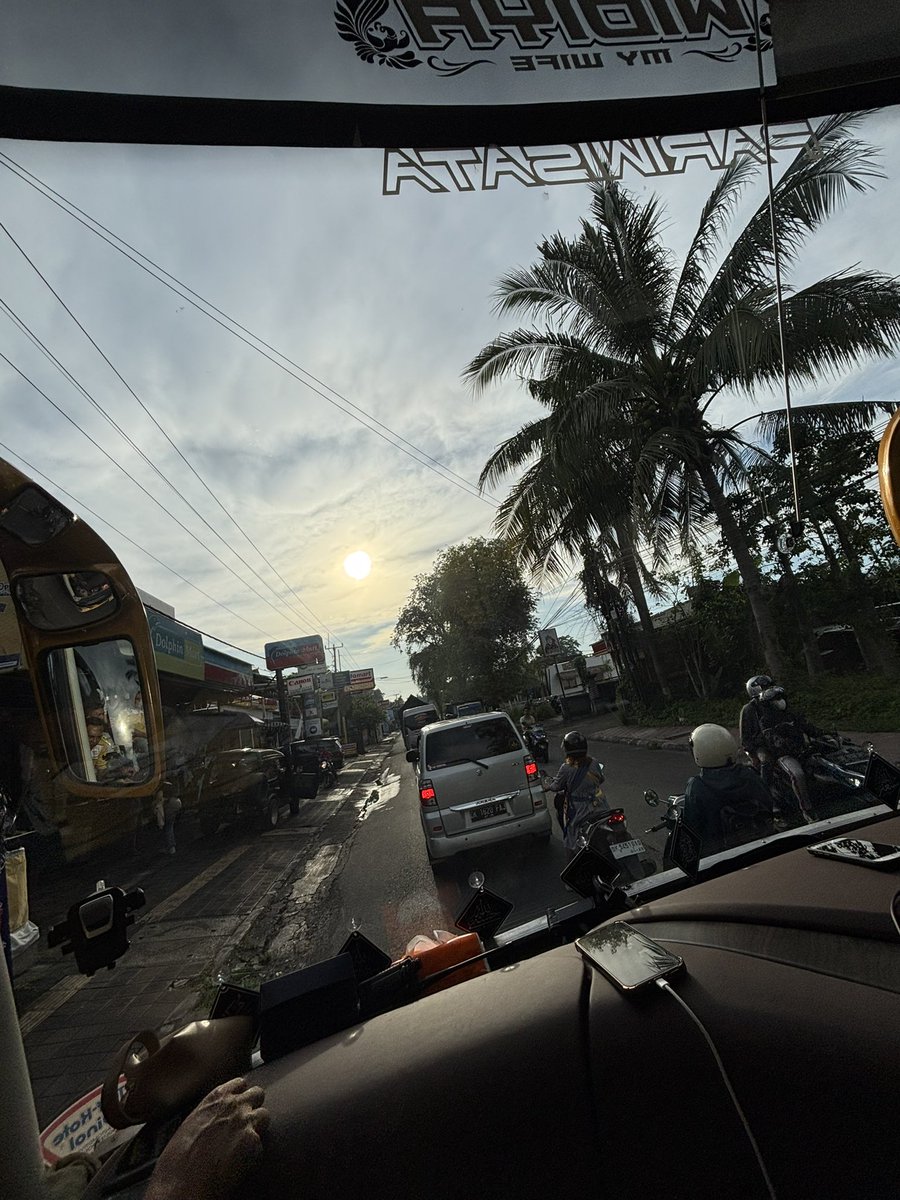 Day 1 di Bali sudah disuguhi macet gara-gara jalan ambles 😊