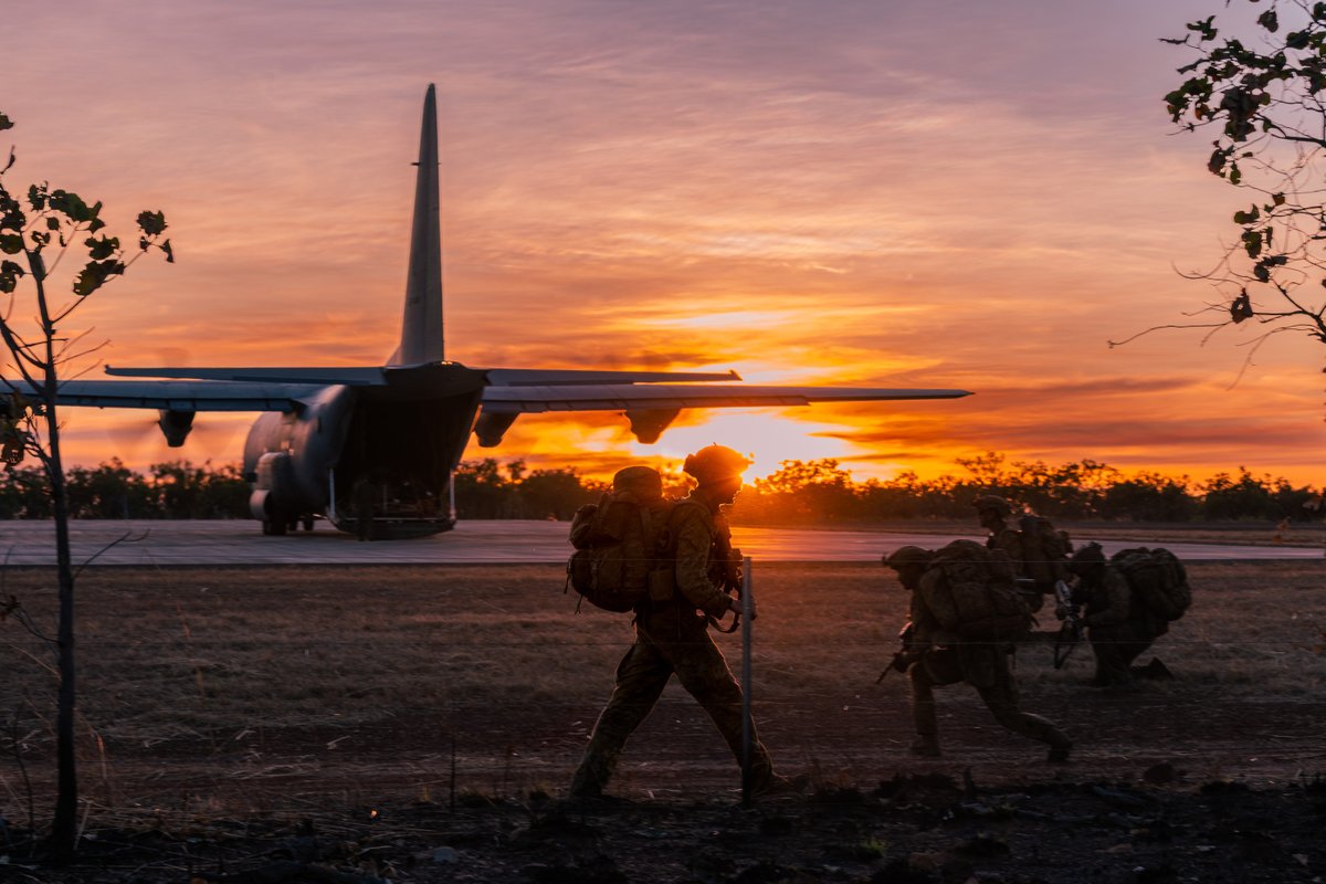 AustralianArmy's tweet image. #AusArmy ๐ค #AusAirForce
#AusArmy soldiers from 5/7 RAR load onto a @ausairforce C130J Hercules Aircraft at the Nackeroo Airfield.
๐ Bradshaw Field Training Area
๐ธ CPL Gregory Scott