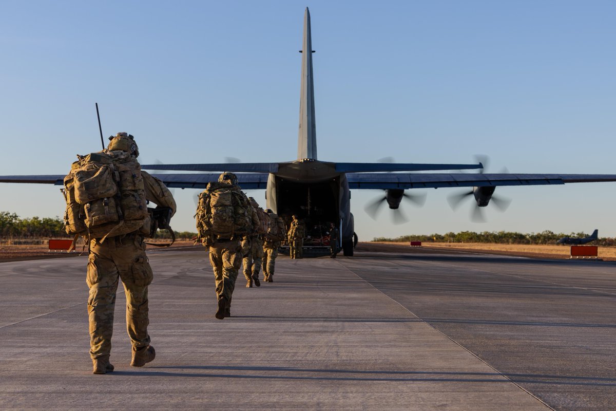 AustralianArmy's tweet image. #AusArmy ๐ค #AusAirForce
#AusArmy soldiers from 5/7 RAR load onto a @ausairforce C130J Hercules Aircraft at the Nackeroo Airfield.
๐ Bradshaw Field Training Area
๐ธ CPL Gregory Scott