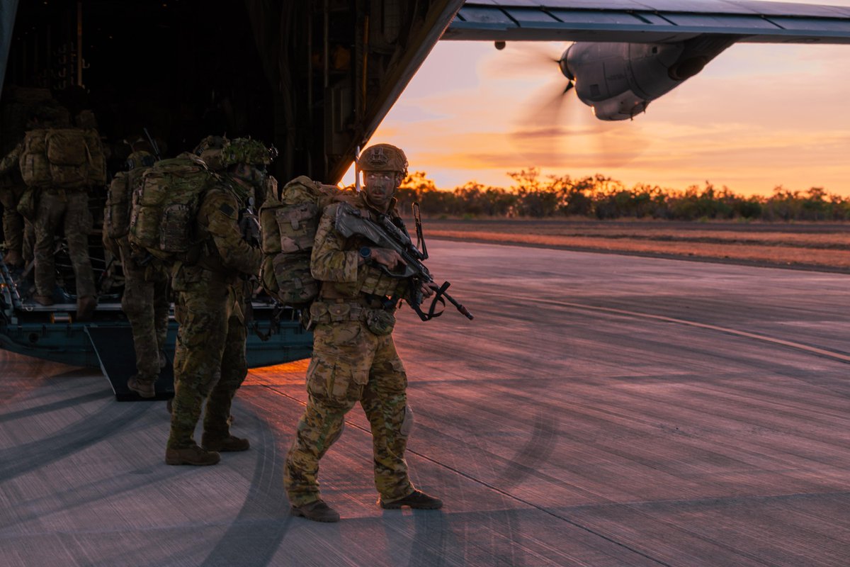AustralianArmy's tweet image. #AusArmy ๐ค #AusAirForce
#AusArmy soldiers from 5/7 RAR load onto a @ausairforce C130J Hercules Aircraft at the Nackeroo Airfield.
๐ Bradshaw Field Training Area
๐ธ CPL Gregory Scott