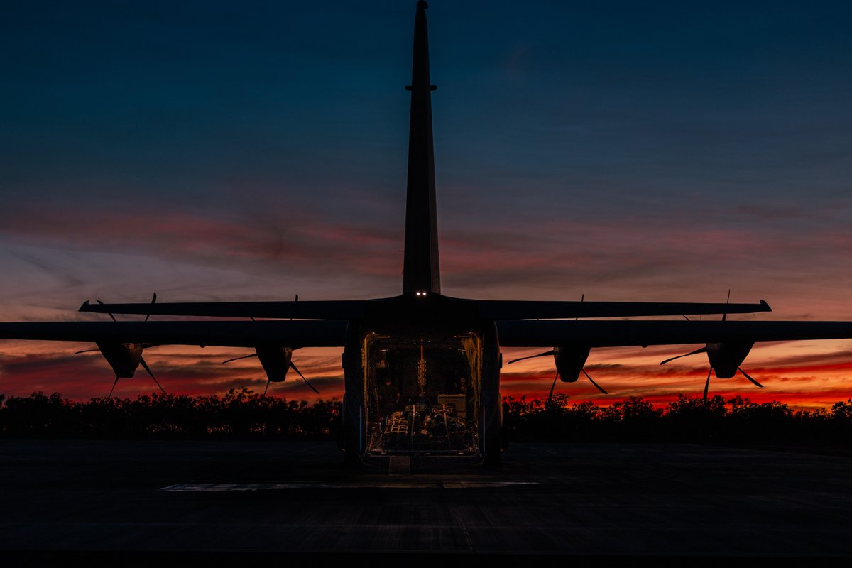 AustralianArmy's tweet image. #AusArmy ๐ค #AusAirForce
#AusArmy soldiers from 5/7 RAR load onto a @ausairforce C130J Hercules Aircraft at the Nackeroo Airfield.
๐ Bradshaw Field Training Area
๐ธ CPL Gregory Scott