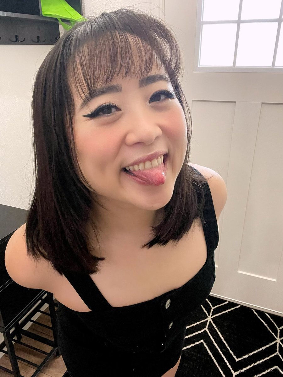 Cute enough to be your girl? 🥰