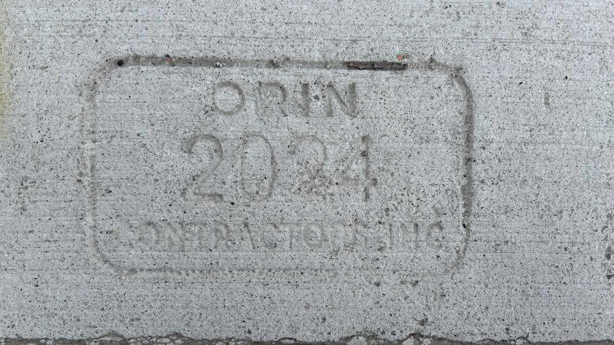 这个让我想起了西安城墙上的砖，上面也有标识用于区别谁家的砖。两者有同去同功之妙。
人行道第一块的时间居然比我还老😱😱😱不知道是第一次铺装的时间还是后面扑铺的时间。
这个城市的很多细微之处经常让我感慨！应该是我太井底啦😰😰😰