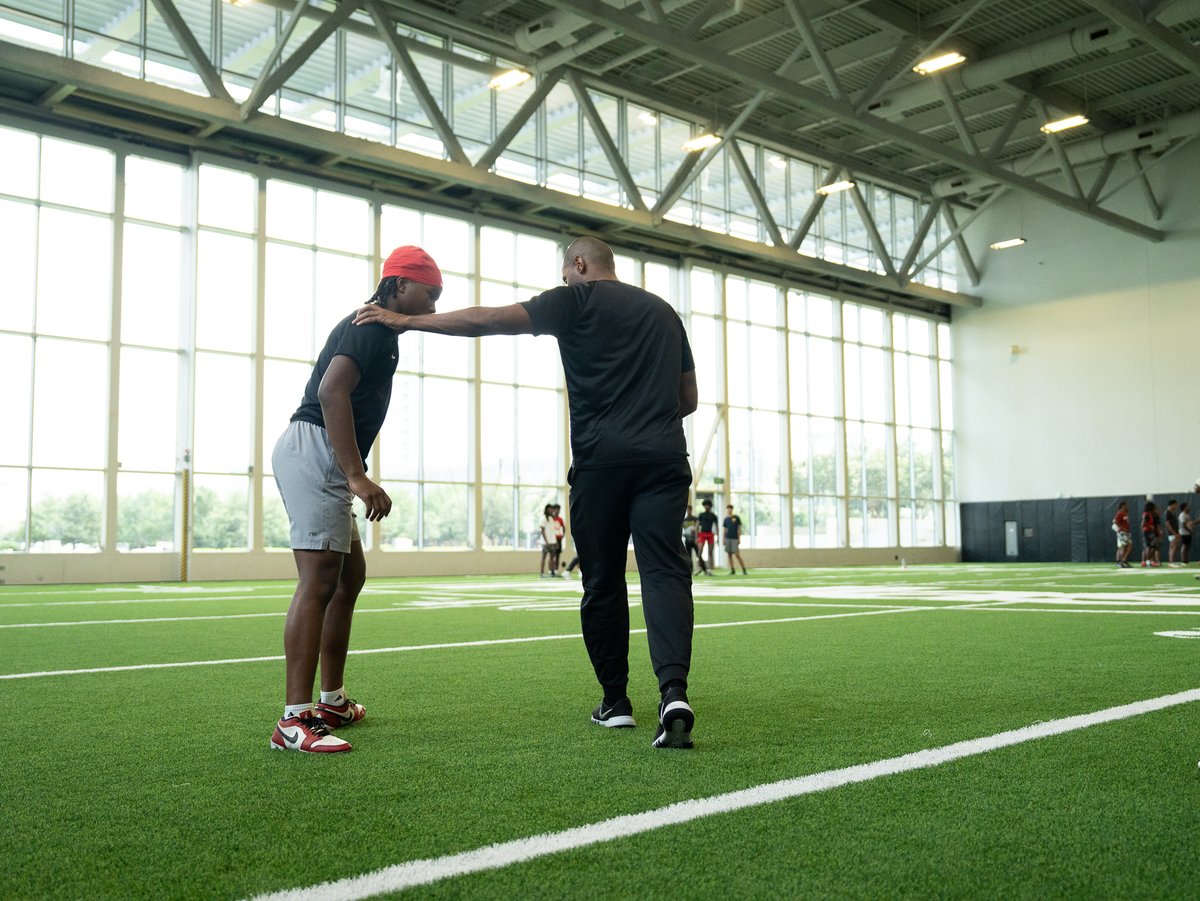 EBG Skills: DB training (@shaun_graham_db) on Twitter photo 1) Thank you <a href="/FlightSkillz/">Coach Flight</a>
2) I'm not the coach that's gonna let you jam him to make the drill look good. I'm trying to win lol 1) Thank you <a href="/FlightSkillz/">Coach Flight</a>
2) I'm not the coach that's gonna let you jam him to make the drill look good. I'm trying to win lol