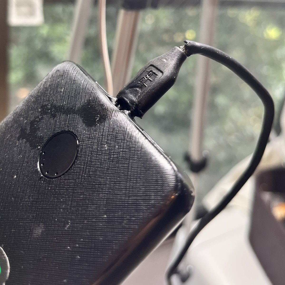 matsutoshisan's tweet image. 配達員は持っている方が多いであろうAnkerの「モバイルバッテリー」を充電していたらケーブルが溶けて剥き出しに
何年も同じ充電方法で問題なかったのに、ここにきてなぜ?
確かにケーブルは他社GoPro製だけど、Type-Cに変わりないしな
バッテリーの劣化か?
とにかく火事にならなくてよかった