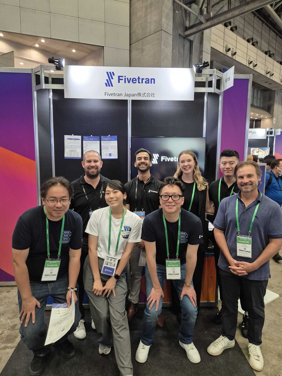 AWS Summit 2025に参加記念でチームで🤳 日本人4名＆Non-Japanese4人と、バランスが心配でしたが、海外からのAttendeesもたくさんいらっしゃいました！
たくさんの有名企業様ブースに埋もれながら、シンプルで小さなブースにも関わらずたくさんの方に立ち止まっていただき感謝しています🙏🙏