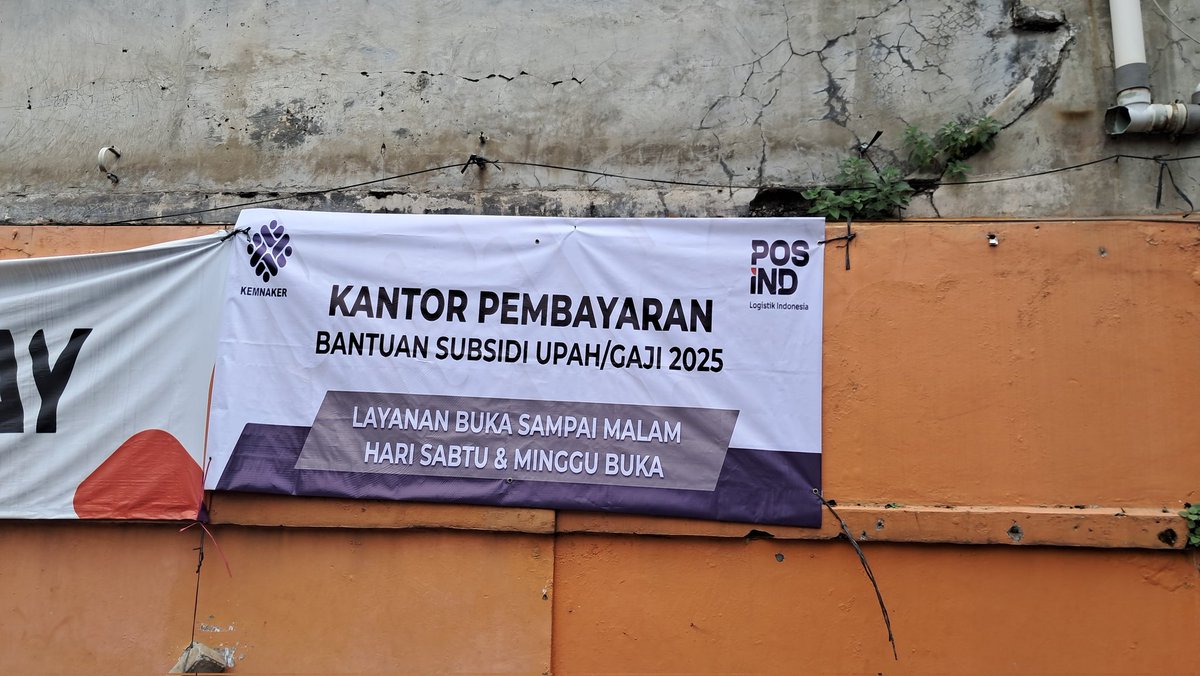 abangarray's tweet image. Layanan buka sampai malam, datang siang udah ga dilayani, disuruh datang jam 6 atau jam 7 pagi. Susah emang urusan BUMN ini, tolong diperhatikan @DKIJakarta , teruskan ke @PosIndo