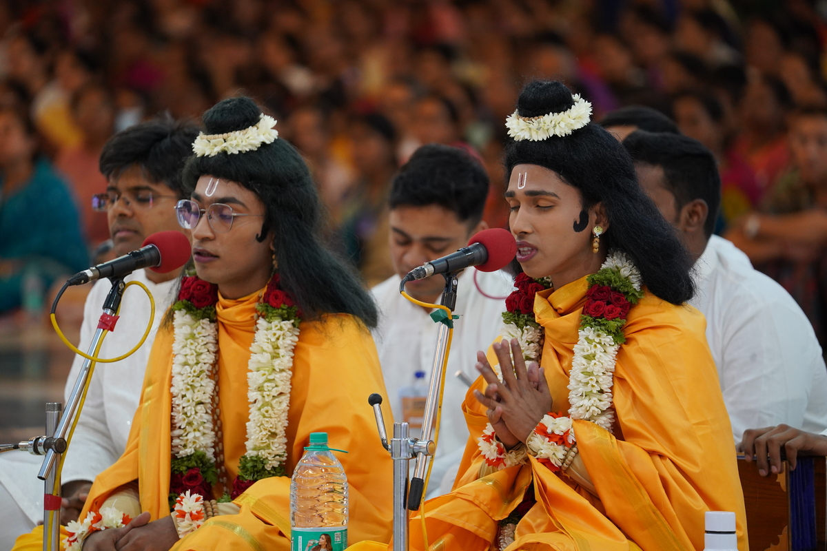 SSSIHL's tweet image. Celebration of Universal #HumanValues |Highlights| #SummerCourse Day 2 | 7 July - Insightful sessions by Sri Vijay Menon & Ms. Nivedita Bhide, a panel on sustainable development, and soulful ‘Rama Katha’ set a deeply inspiring tone.
#SummerCourse2025 #100yearsofsrisathyasai