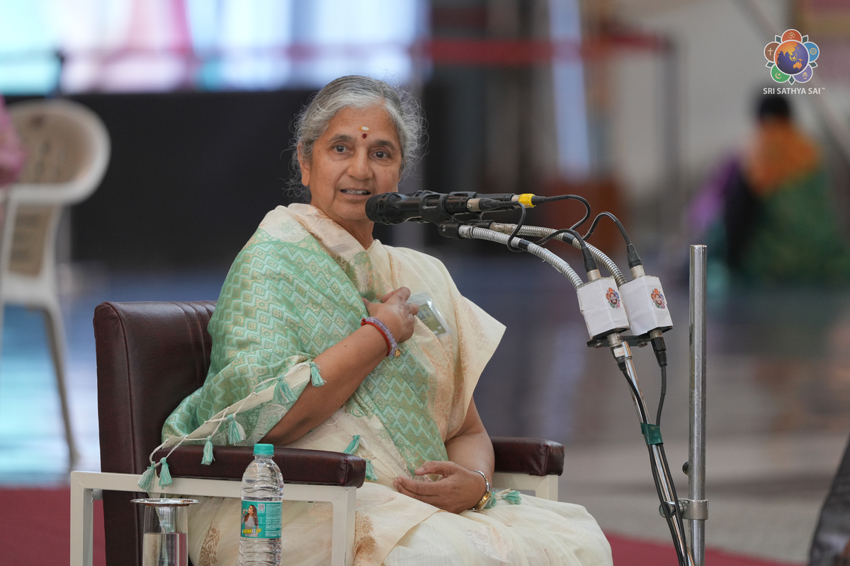 SSSIHL's tweet image. Celebration of Universal #HumanValues |Highlights| #SummerCourse Day 2 | 7 July - Insightful sessions by Sri Vijay Menon & Ms. Nivedita Bhide, a panel on sustainable development, and soulful ‘Rama Katha’ set a deeply inspiring tone.
#SummerCourse2025 #100yearsofsrisathyasai
