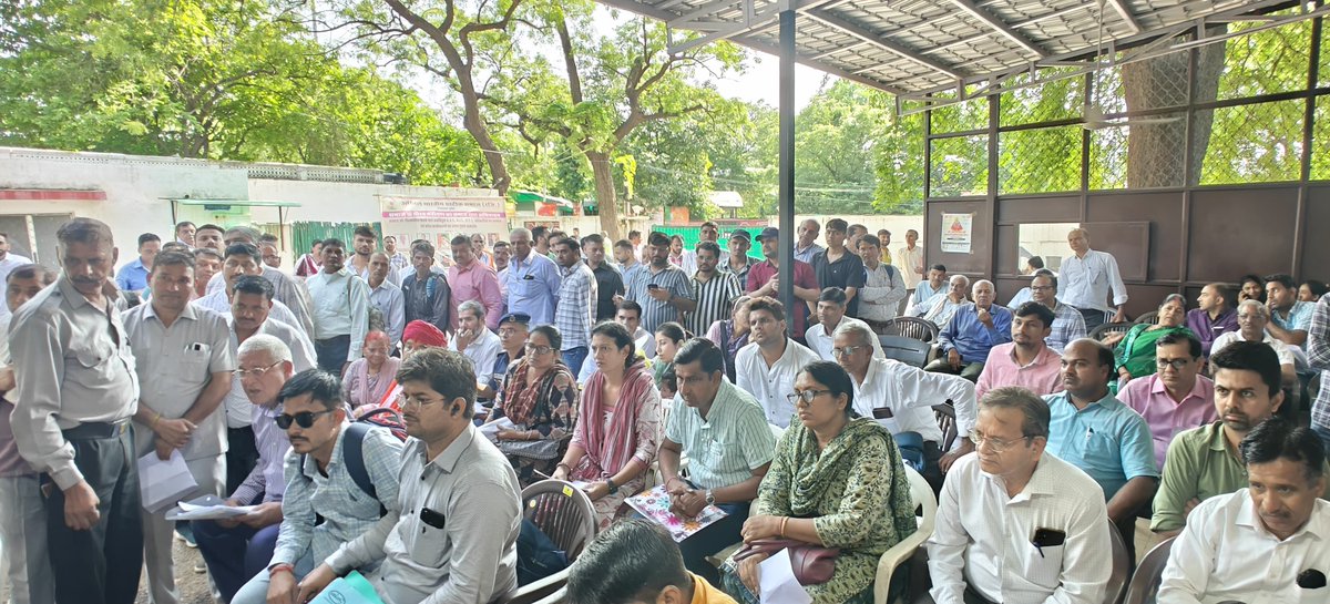 madandilawar's tweet photo. आमजन की भावनाओं का सम्मान करते हुए प्रदेश को समृद्ध एवं विकसित बनाने हेतु हमारी सरकार संकल्पबद्ध है... 

जनसेवा की इसी कड़ी में आज जयपुर स्थित राजकीय आवास पर आयोजित जनसुनवाई कार्यक्रम में प्रदेश के विभिन्न स्थानों से आये हुए देवतुल्य नागरिकों से मुलाकात कर उनकी समस्याओं को सुना व शीघ्र निवारण हेतु संबंधित अधिकारियों को आवश्यक दिशा निर्देश दिए।