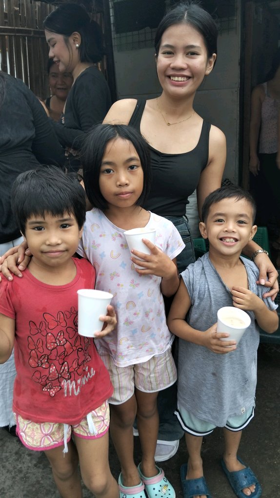 Dianah143's tweet image. Train up a child in the way he should go,
and when he is old he will not depart from it. 
– Proverbs 22:6 

#Feedingprogram

The ministry aims to eradicate hunger; bring smiles and hope to children, and people in slum areas by running the feeding program and distributing school…