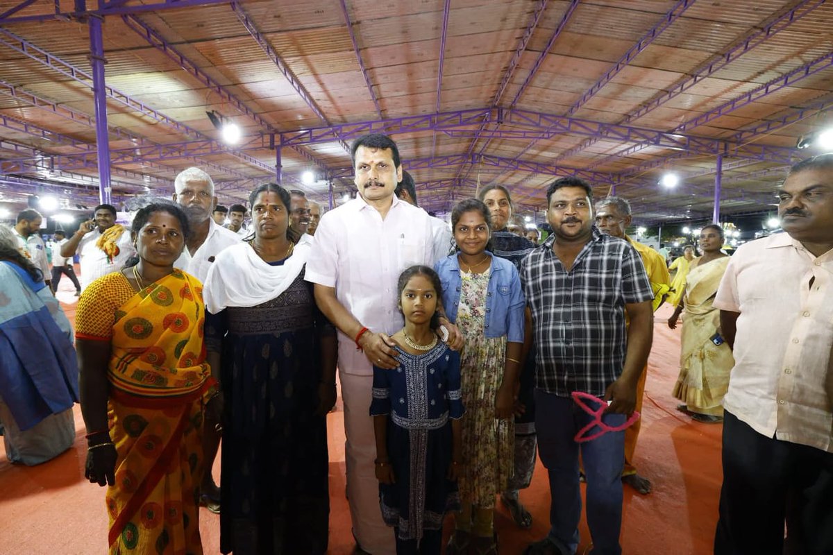 DMKKarur1's tweet photo. கரூர் மாவட்ட செயலாளர் திரு. @V_Senthilbalaji  அவர்கள் கரூர் மாவட்டம்,  மேலப்பாளையத்தில் எழுந்தருளும் அருள்மிகு எல்லையரசு கருப்பண்ணசாமி, அருள்மிகு முச்சிலியம்மன் குடமுழுக்கு விழாவிற்கான ஏற்பாடுகளை பார்வையிட்டார்.   

#DMKKarur https://t.co/CtFK9ww5xz
