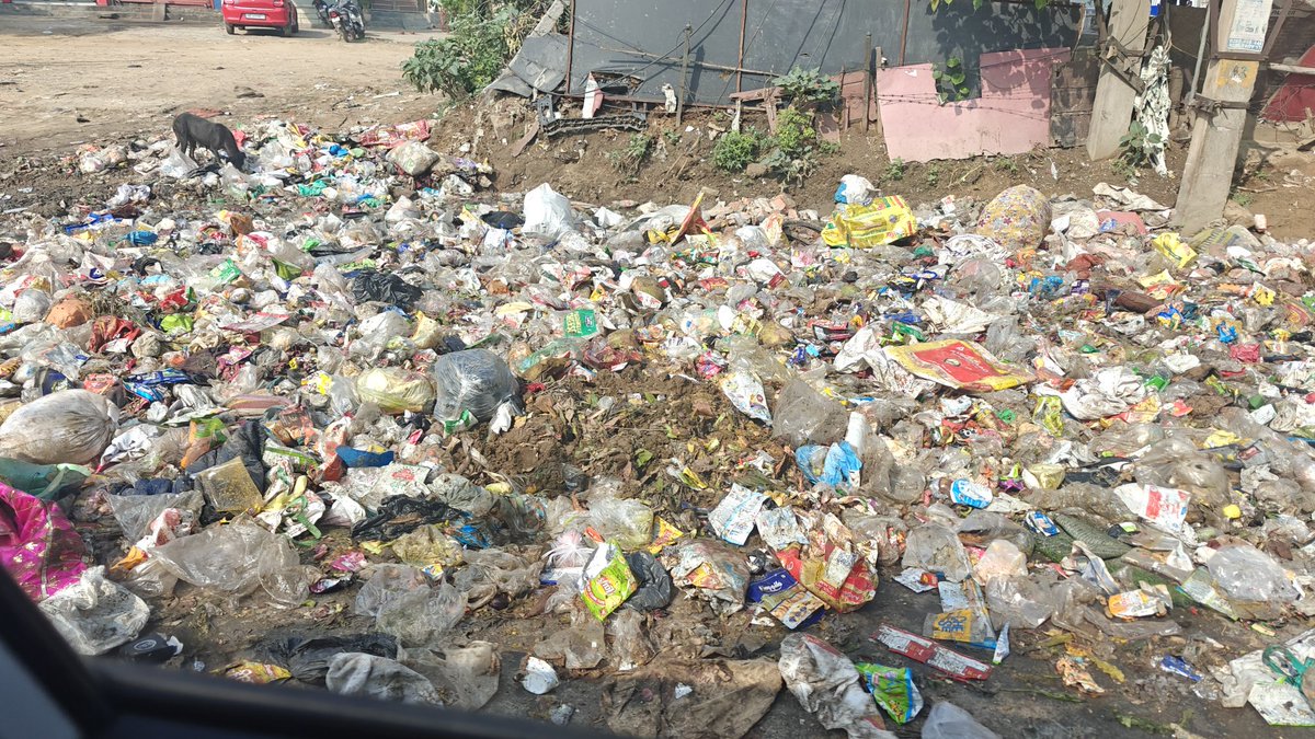 Schephalica2601's tweet image. A huge dump of garbage on the Ardee Mall Road that is covering almost half the road, slowing down traffic @mcgurgaon @cmohry @TrafficGGM @dcptrafficggm @OfficialGMDA #gurgaontraffic #gurgaonroads #garbageproblem #wastemanagement