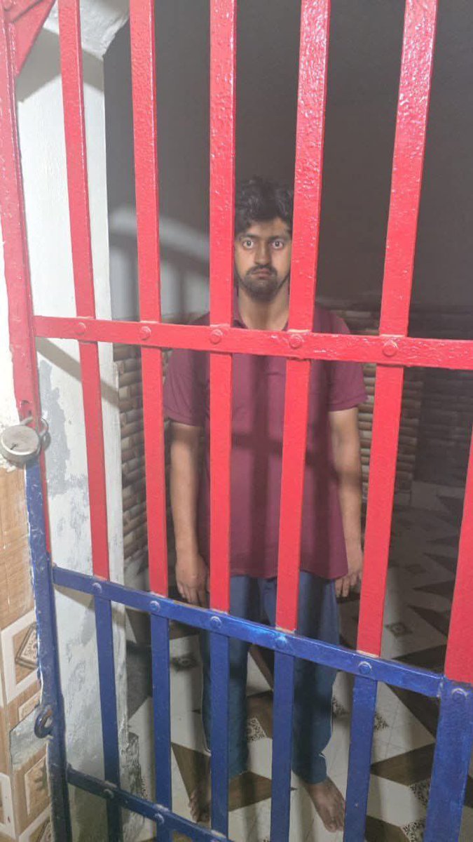 अंशुल शर्मा और उनकी बहन हरिद्वार से 101 लीटर और 31 लीटर गंगाजल लेकर कांवड़ पर आए।

मुजफ्फरनगर में शांतिप्रिय मोहम्मद उस्मान ने कांवड़ पर थूक दिया, जिसके बाद विरोध प्रदर्शन शुरू हो गए।

पुलिस ने उस्मान को गिरफ्तार कर लिया, उस पर आरोप लगाए और श्रद्धालुओं को शांत करने के लिए ताजा