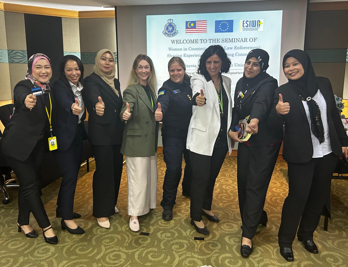 ESIWA_EU's tweet image. #WomenPeaceSecurity Forging stronger security ties between ๐ฒ๐พ & ๐ช๐บ
โ๏ธ๐ women in #CounterTerrorism law enforcement from ๐ช๐ช๐ฉ๐ช๐ช๐ธ
๐ฒ๐พ๐ met Malaysian counterparts @PDRMsia
๐ช๐ป discussing extremist threat assessments + evolving role of women & #GenderEquity in security #EUMalaysia