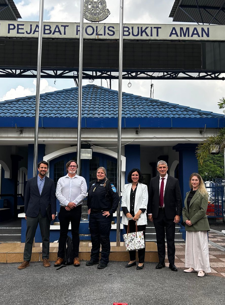 ESIWA_EU's tweet image. #WomenPeaceSecurity Forging stronger security ties between ๐ฒ๐พ & ๐ช๐บ
โ๏ธ๐ women in #CounterTerrorism law enforcement from ๐ช๐ช๐ฉ๐ช๐ช๐ธ
๐ฒ๐พ๐ met Malaysian counterparts @PDRMsia
๐ช๐ป discussing extremist threat assessments + evolving role of women & #GenderEquity in security #EUMalaysia