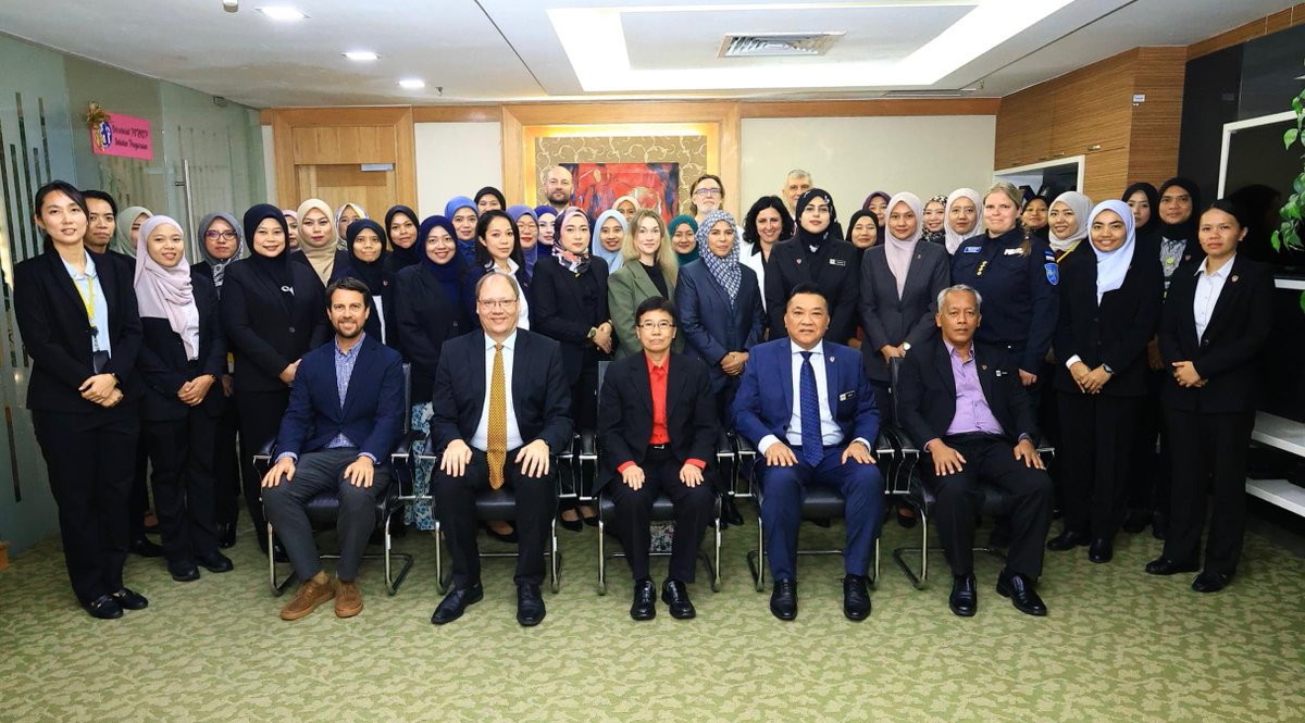 ESIWA_EU's tweet image. #WomenPeaceSecurity Forging stronger security ties between ๐ฒ๐พ & ๐ช๐บ
โ๏ธ๐ women in #CounterTerrorism law enforcement from ๐ช๐ช๐ฉ๐ช๐ช๐ธ
๐ฒ๐พ๐ met Malaysian counterparts @PDRMsia
๐ช๐ป discussing extremist threat assessments + evolving role of women & #GenderEquity in security #EUMalaysia