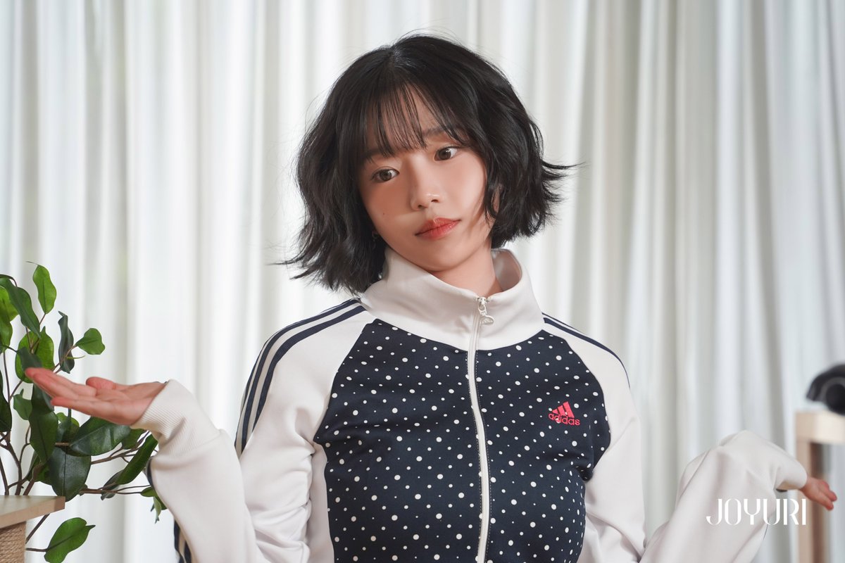 JOYURI_offcl's tweet photo. [📸] 조유리 (JO YURI) |  '개와 고양이의 시간 (Growls and Purrs)' VHS Diary Behind Photo
 
📍 https://t.co/GpwTC7yZsy
📍 https://t.co/crhbDAMhLE

#조유리 #JOYURI #チョユリ
#Episode25_개와_고양이의_시간 https://t.co/u86qNCjpn3