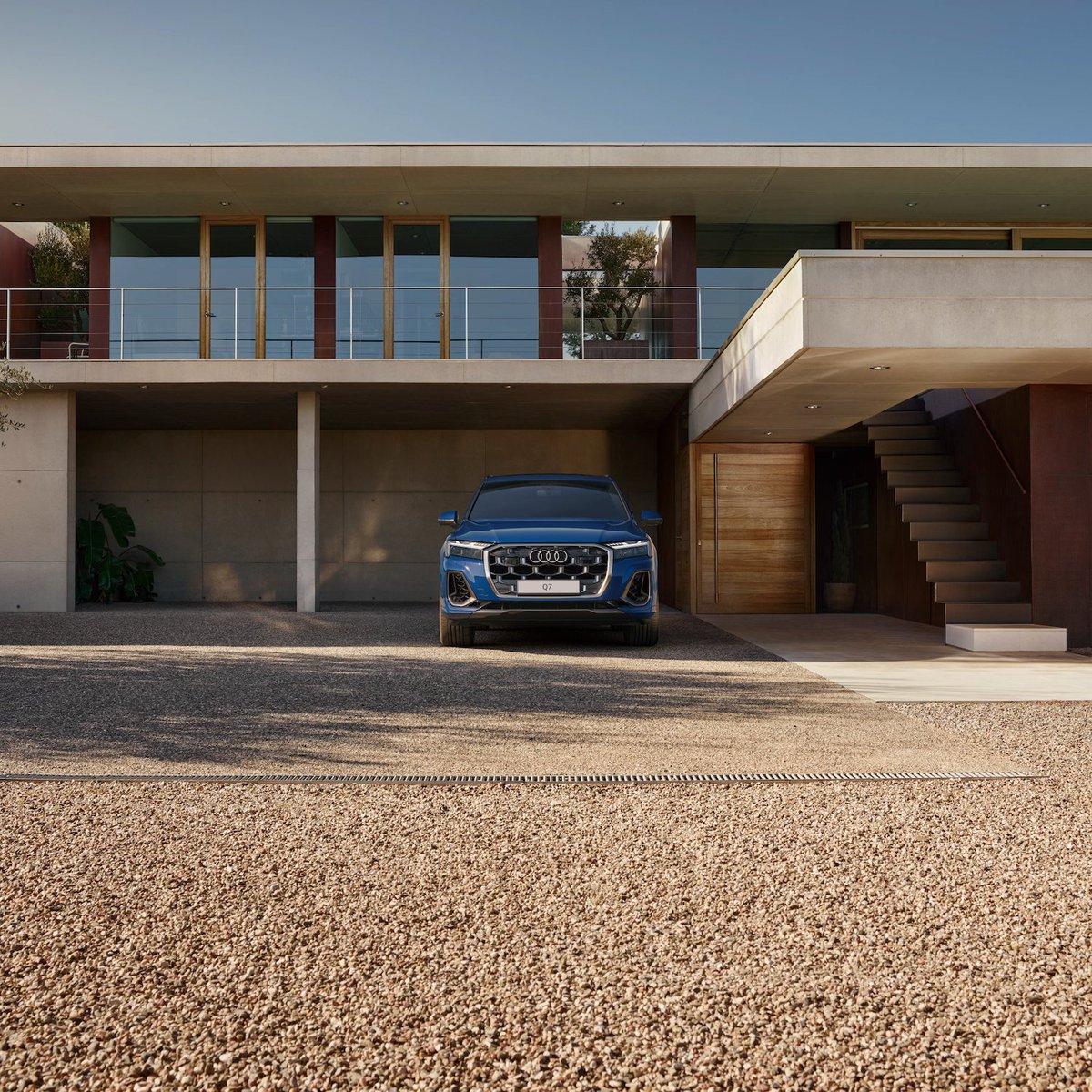 MotusAudi's tweet image. Tow up to 3.5 tonnes with confidence. The Audi Q7 combines quattro all-wheel drive, adaptive air suspension, and seating for seven - ready for every road.

Explore the Audi Q7: lindsaysakeraudi.co.za/models/q7-mode…

#AudiQ7 #TowingPower #quattro #PremiumSUV #AudiSouthAfrica #LindsaySaker