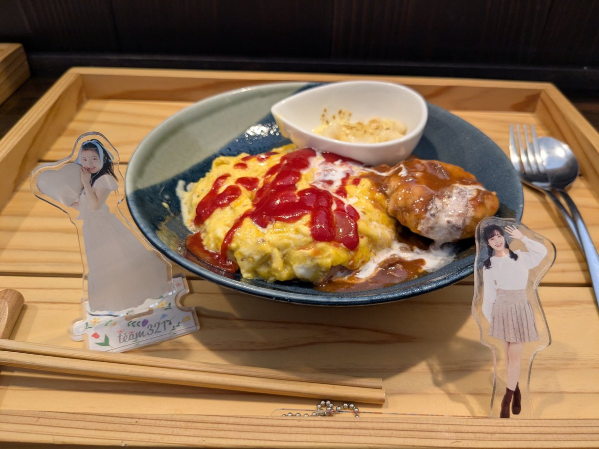 321dora321's tweet photo. ニハチさん😽
大人様ランチを食べました〜😋
前菜もメインプレートのオムライスとハンバーグとグラタンも、どれも美味しかった〜🤤
デザートの固めなプリンが、自分的にはめっちゃ美味しく感じました🍮✨
ご馳走様でした🙏
#NIHACHI https://t.co/2NdBSsF4uP