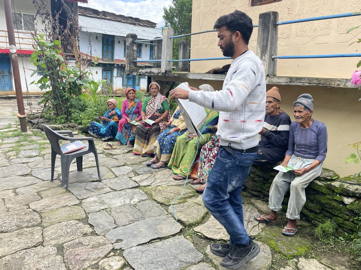 सगंध पौधा केंद्र द्वारा आज गाँव में विजिट किया गया 
लोगों को लैमन ग्रास,रोज मैरी आदि सगंध पौधों के बारे में जानकारी दी गई!