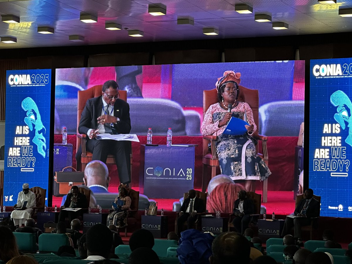 LibomMinette's tweet image. La cérémonie d’ouverture des #CONIA2025 a marqué un tournant majeur pour le Cameroun, avec la présentation officielle des axes de sa Stratégie Nationale de l’Intelligence Artificielle. Une vision claire pour une IA inclusive, éthique et souveraine.