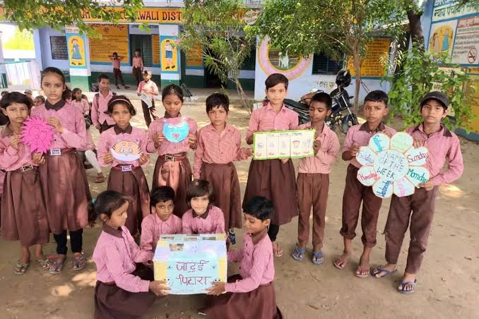 ParveenPatel14's tweet image. बंद होनी चाहिए मधुशाला।
बंद हो गया पाठशाला।।😞
&quot;UP में अब 12 हज़ार से ज़्यादा प्राइमरी स्कूल एक-दूसरे में मर्ज होंगे।
कारण – छात्रों की गिरती संख्या।
समस्या – शिक्षा की गिरती गुणवत्ता।
क्या ये शिक्षा में सुधार है या हार?&quot;
#UPSchools #BasicEducation