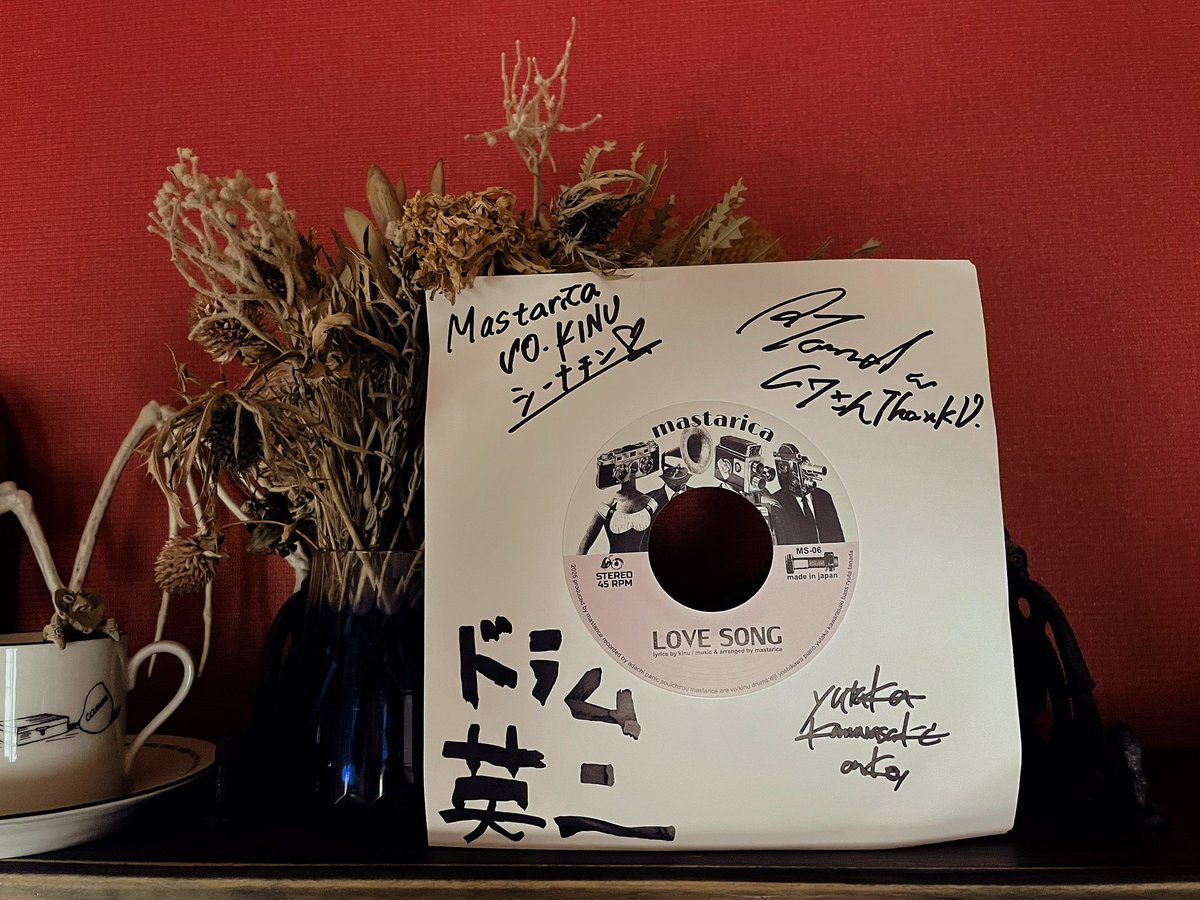 ニチヨはマスタリカの音源リリースでパーティでおめでとうございますの日でした。

メスカルソーダで出来上がり、先生以外で人と話したのもひと月振りとかで、ライブもそれ以上振りで、ジャケットに楽しさの物理的余韻が残ってしまった。
めこめこ。笑