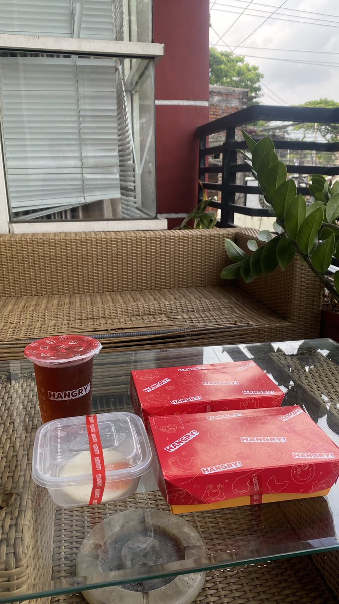 naples_todd's tweet photo. Gaes makan siang lagi nih, jangan bingung mau makan siang pake apa, kepikiran terus jadi overthinking, nih aku rekomendasiin.. ayam goreng Mak Dura.
By @hangry_id https://t.co/8H3d3hyszs