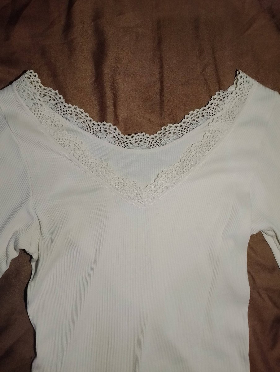 flynchuu's tweet photo. Knit lace top coksu press body 20k aja pengiriman only by oyen, boleh nego tipis https://t.co/BVEyjse4pi