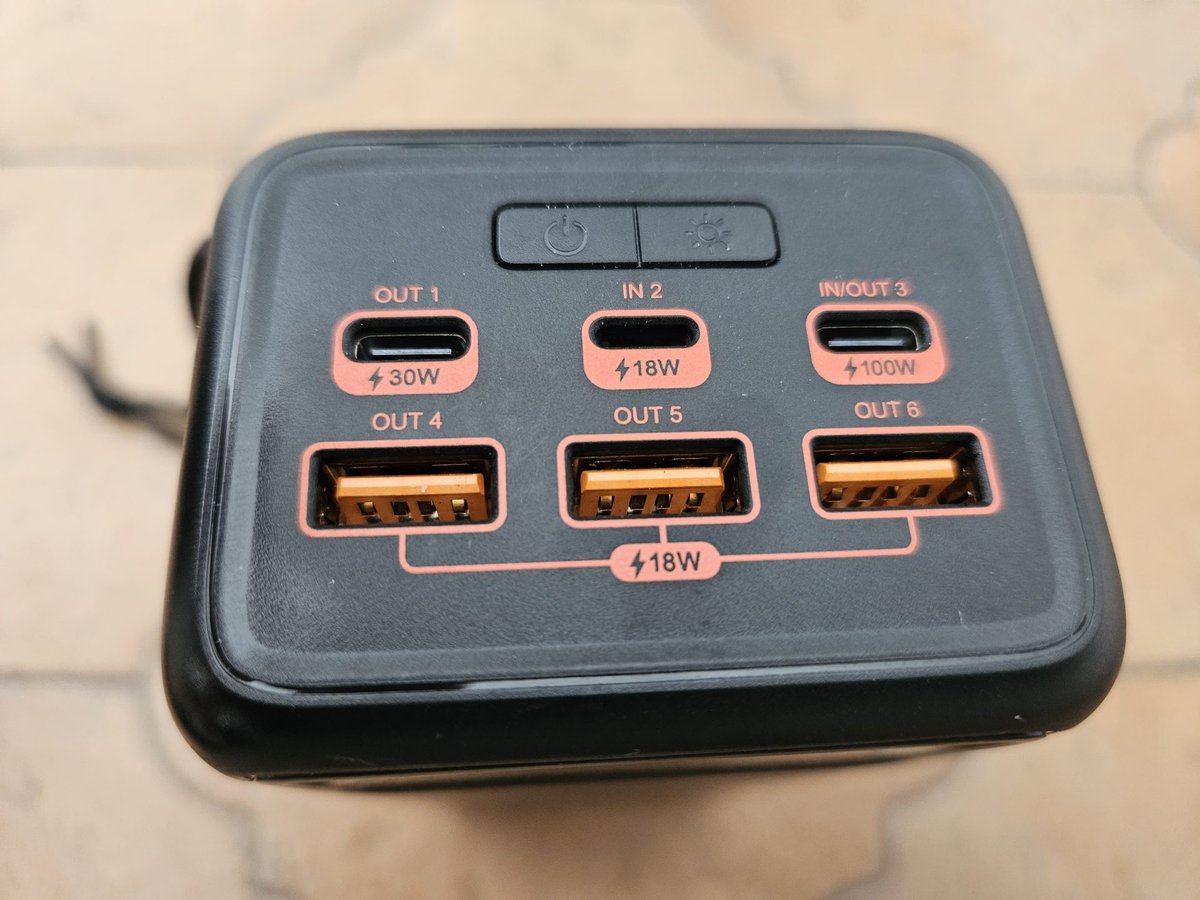 geekinfos's tweet image. 🔋 [Archives] La batterie Sandberg USB-C Power Delivery 130W_house 5 appareils en simultané avec une puissance de 130W ! 🛡️ 50000mAh de capacité &amp;amp; 5 ports de charge. #OldTechNews #TechHistory #USBTypeC geekinfos.fr/2023/07/04/tes…