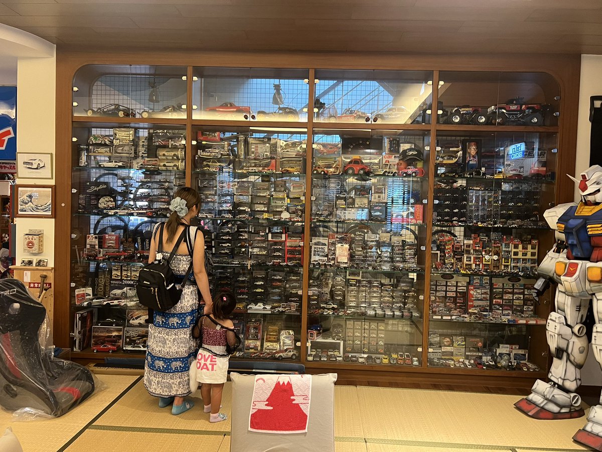 __L__V__'s tweet photo. 日本のカルチャー、玩具、家具、家電までこだわるやばさ。
なんでここにこんなプラモが？みたいな日本で見つからないようなものもチラホラ
3枚目のチョロQは以前所有していた車を含めて同じ仕様になるようにカスタム済でした。 https://t.co/73wqujyIsm