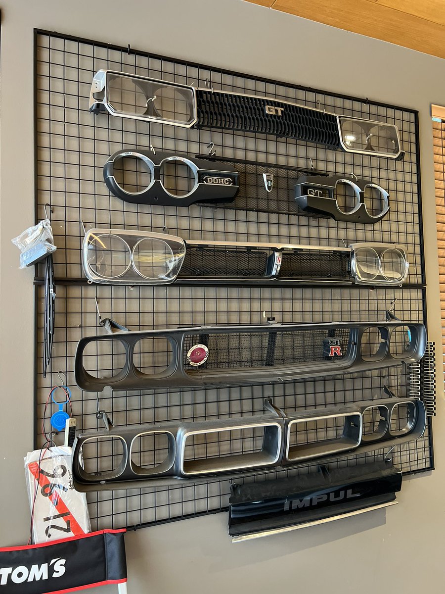 __L__V__'s tweet photo. 日本のカルチャー、玩具、家具、家電までこだわるやばさ。
なんでここにこんなプラモが？みたいな日本で見つからないようなものもチラホラ
3枚目のチョロQは以前所有していた車を含めて同じ仕様になるようにカスタム済でした。 https://t.co/73wqujyIsm