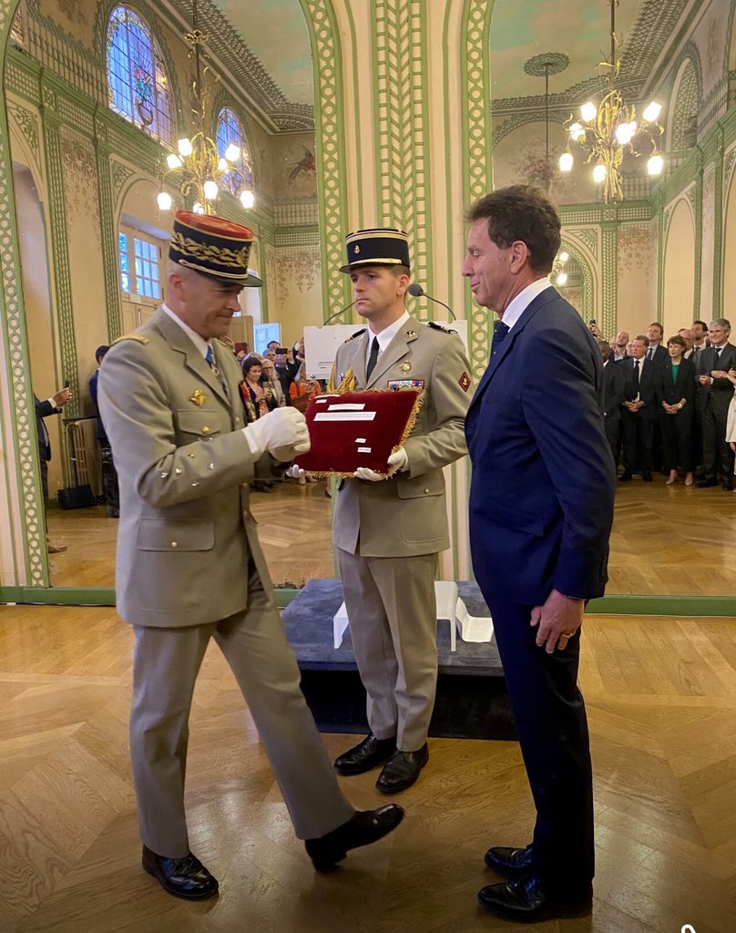 Jacques CHANUT (@chanutj) on Twitter photo Très belle cérémonie hier aux invalides pour le remise des insignes d’officier de la légion d’honneur à notre ami Geoffroy <a href="/GeoffroyRDB/">Geoffroy Roux de Bezieux</a>
Infatigable combattant sur les terrains militaires, entrepreneuriaux ou syndicaux, Geoffroy a pu rappeler hier dans un discours rempli d’humour Très belle cérémonie hier aux invalides pour le remise des insignes d’officier de la légion d’honneur à notre ami Geoffroy <a href="/GeoffroyRDB/">Geoffroy Roux de Bezieux</a>
Infatigable combattant sur les terrains militaires, entrepreneuriaux ou syndicaux, Geoffroy a pu rappeler hier dans un discours rempli d’humour