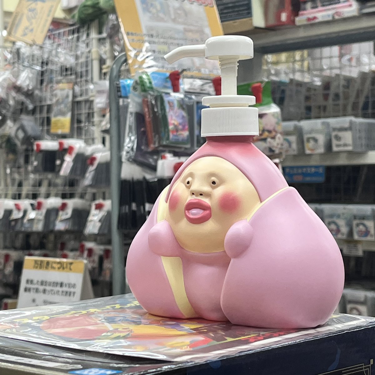 chigasakiUbooks's tweet image. お疲れ様です。
明日は営業しておりますが店主はお休みで不在です。
梅雨がどこかへ行ってしまい昔なら営業的に嬉しかったのですが、今は天気が良過ぎて来客が減ってしまうという事実。
こんな時代になるんですねぇ
それでも皆様はどうかお身体に気を付けてお過ごし下さい。
よろしくお願いします。