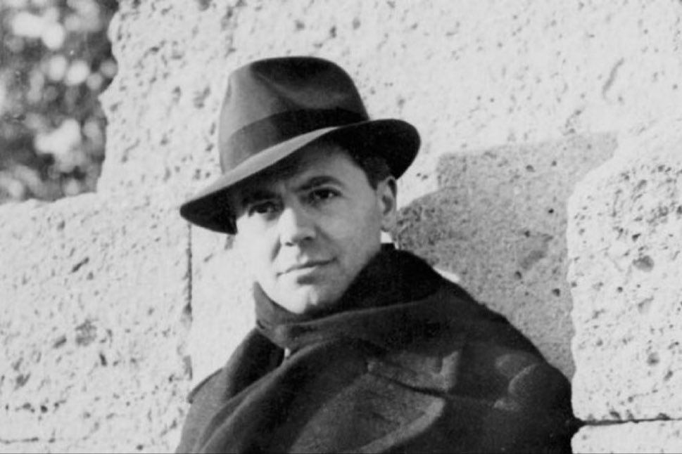 Jean Moulin est l’un des patriotes français qui se sont illustrés dans la lutte contre l’occupant allemand, pendant la Seconde Guerre mondiale. Victime de la barbarie nazie, il meurt sous la torture en gare de Metz le 8 juillet 1943, à 44 ans, sans avoir parlé…Un héros absolu !