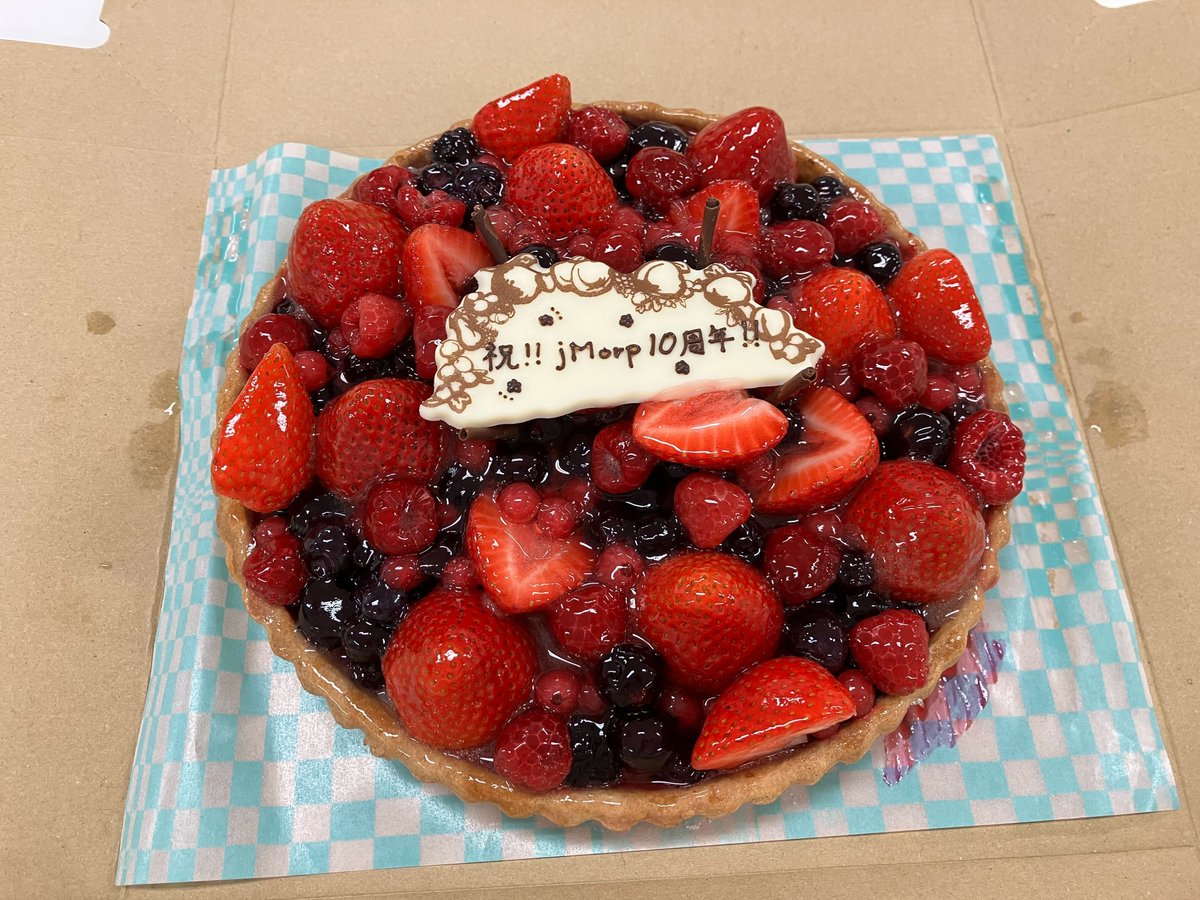 先日、jMorpが公開されて10年を迎えました！あっという間の10年ですが、担当者でささやかにお祝いをしていました。
利用者も情報も増えてちょっと複雑ですが、利用ガイドや動画も作ったり、活用いただける工夫もたくさんしています！これからも是非jMorpをご活用ください！
jmorp.megabank.tohoku.ac.jp/help/tutorial