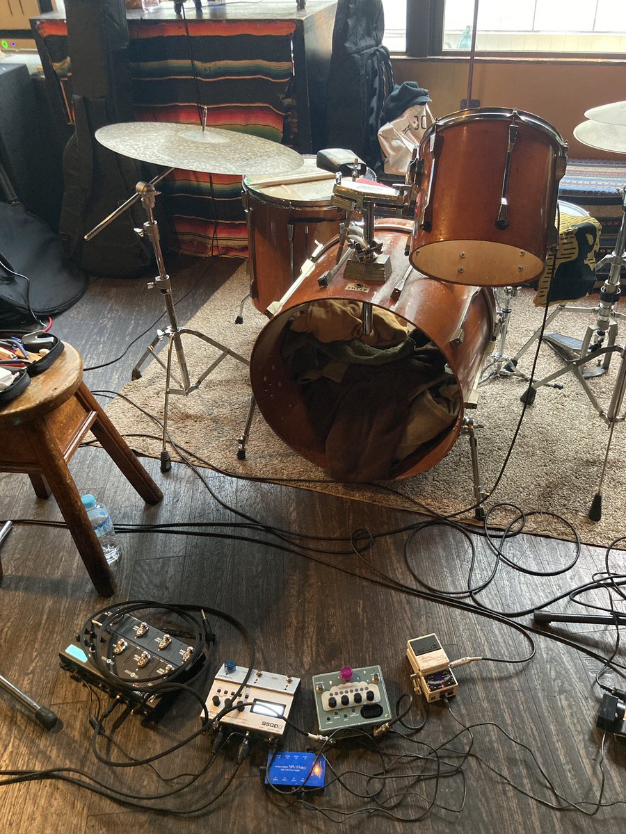 土曜日は渋谷ROOTSで歌ってきました。
お聴き頂きありがとうございました🙏

高校の時に一瞬だけ組んだバンドのボーカルが今やDJとなり、20数年振りの再会からの彼の主催イベントにシットインという流れ、、

色々な思いが交錯しつつ、良いライブが出来た気がします。
何とも感慨深い夜でありました🌉