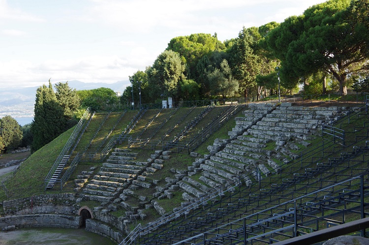 Ein einzigartiges Naturspektakel bieten die #Laghetti di #Marinello an der nordöstlichen Küste #Sizilien s, die von der Wallfahrtskirche von #Tindari aus zu sehen sind.  👉sonoitalia.de/tindari-natur-…… <a href="/VisitSicilyOP/">Visit Sicily</a>
<a href="/SonoitaliaInfo/">sonoitalia</a>