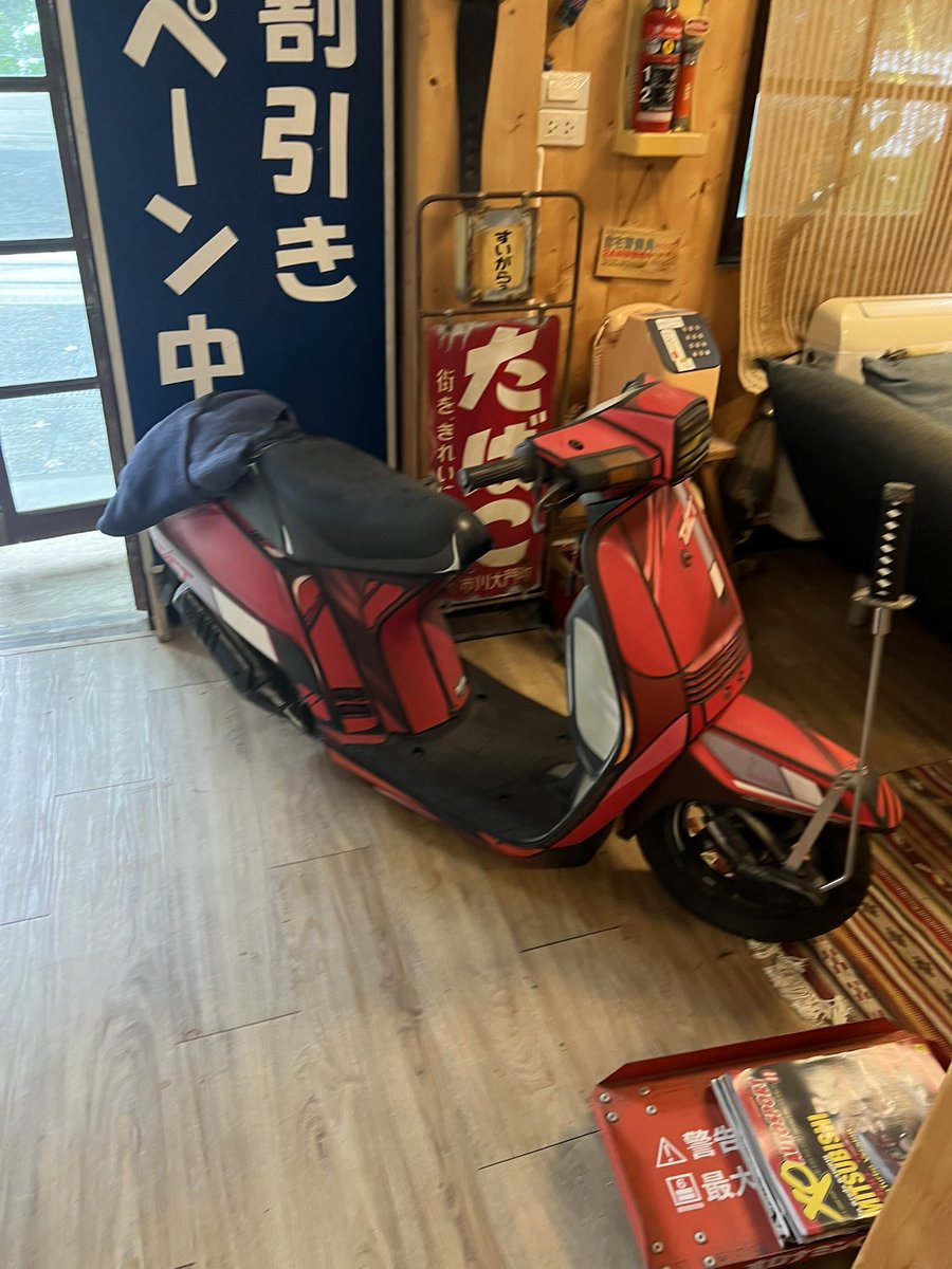 __L__V__'s tweet photo. 旧原付、フラッシャー自転車、畳

シャッターにグラフィックいいね。真似したい！ https://t.co/oK2w1vlHez